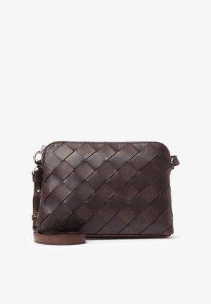 Brun läder crossbody-väska med vävd textur, dragkedja, justerbart axelrem och minimalistisch design. Kompakt rektangulär form.