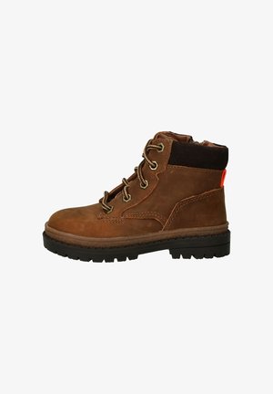 Bruine leren wandelschoen met een zwarte, gewatteerde kraag, bronzen oogjes en een dikke zwarte rubberen zool, met een oranje accent op de hiel.