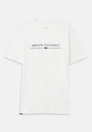 Biele bavlnené tričko s krátkym rukávom, zdobené modrým a zeleným logom "ARMANI EXCHANGE" a s nápisom "1991" umiestneným centrálne pod ním.