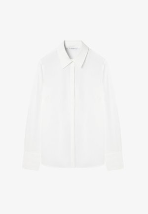 Weißes langärmliges Hemd mit Knöpfen, spitzem Kragen und verdeckter Knopfleiste, flach auf weißem Hintergrund präsentiert.