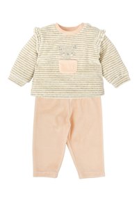 Haut à manches longues beige rayé avec des épaules froncées et un détail de poche en forme de souris, associé à un pantalon rose uni en tissu doux.
