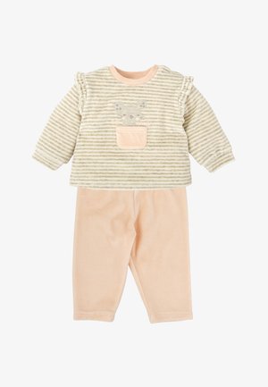 Top beige de manga larga a rayas con hombros con volantes y detalle de bolsillo en forma de ratón, combinado con pantalones rosas lisos de tela suave.