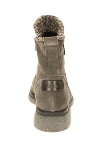 Grijze suède enkelboot met een textured rubberen zool, fleece voering die aan de bovenkant is opgevouwen, en het merklabel "Gabor" op de achterkant van de hak.