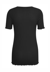 Schwarzes, geripptes T-Shirt mit kurzen Ärmeln, Rundhalsausschnitt und gewelltem Saum. Das Material wirkt weich, elastisch und figurbetont.