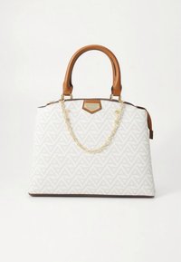 Sac à main blanc avec un motif géométrique, des poignées en cuir marron et un détail en chaîne dorée. Extérieur en tissu texturé et forme structurée.