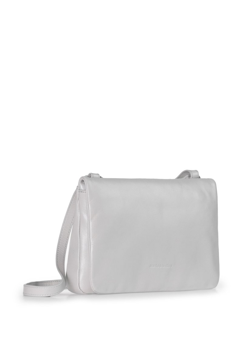 Ledertasche im Querformat in Hellgrau, mit glatter Textur, sicherem Klappverschluss und verstellbarem Riemen. Minimalistisches Design ohne Beschläge.