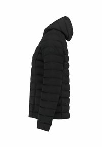Chaqueta negra acolchada con capucha, que presenta secciones acolchadas horizontales, un parche de logo en la parte superior del brazo y una silueta aerodinámica.