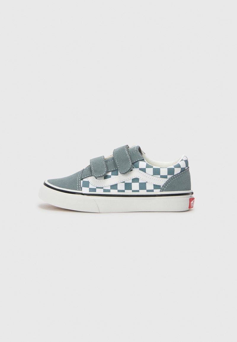 Baskets en toile à carreaux bleus et blancs avec des sangles velcro, semelle en caoutchouc blanche, accents en suède gris et bord noir.