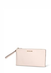 Pochette en cuir crème Michael Kors avec fermeture éclair sur le dessus, sangle pour poignet et logo embossé. Texture lisse, forme rectangulaire, design minimaliste.