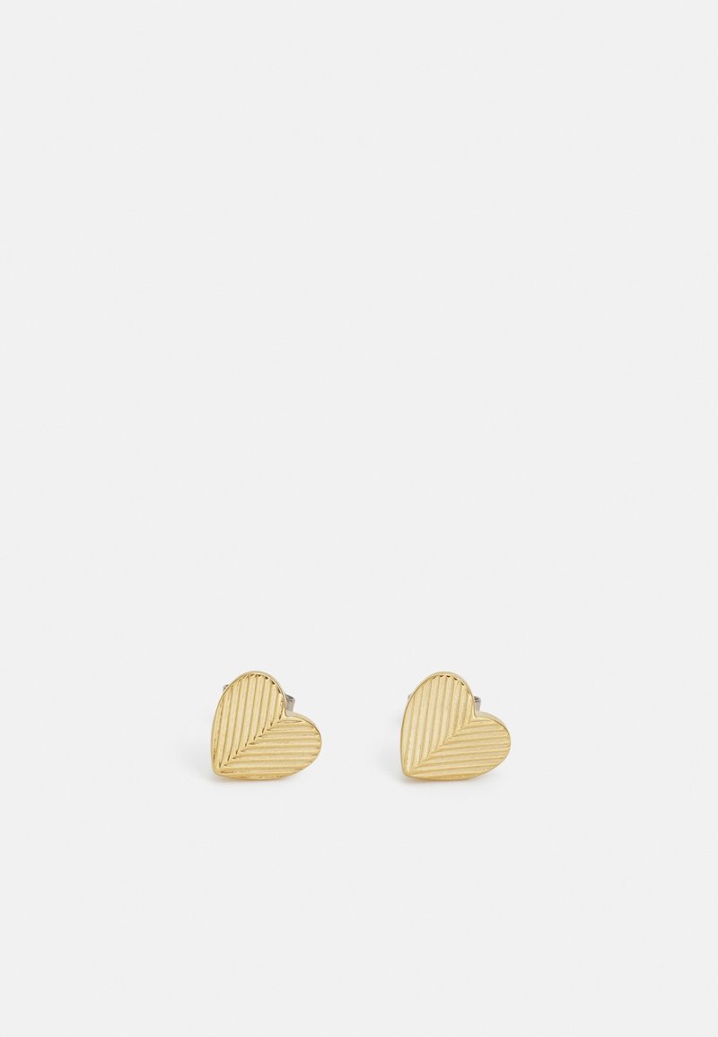 Boucles d'oreilles puces dorées en forme de cœur avec un motif rayé diagonal texturé sur fond blanc.
