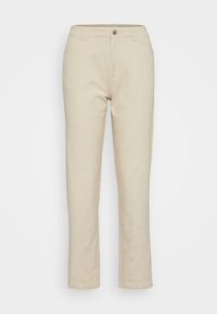 Pantalon en coton beige à coupe droite, avec fermeture frontale par boutons, passants pour ceinture et deux poches latérales. Texture lisse.