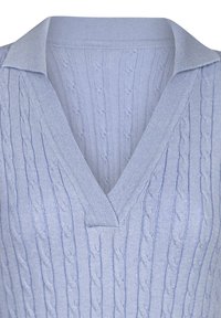 Hellblaue, kabelstrick gestrickte Pullover mit V-Ausschnitt und Kragen, der ein strukturiertes Muster aufweist.