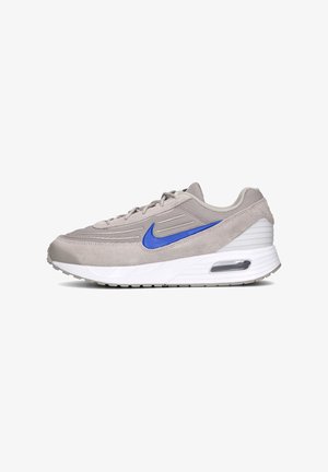 Nike-Sneaker mit grauem Wildleder-Obermaterial, blauer Swoosh und weißer Zwischensohle mit sichtbarer Luftpolsterung. Strukturiertes Gewebe mit geschichtetem Design.