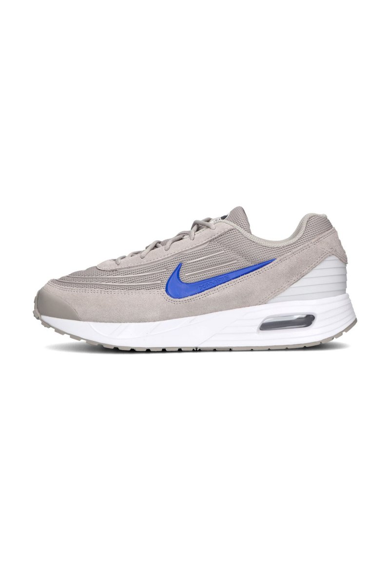 Nike sneaker met een grijs suède bovenwerk, blauwe swoosh en witte tussenzool met zichtbare luchtkussens. Gestructureerde stof met gelaagd ontwerp.