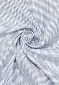 Tessuto testurizzato blu chiaro e bianco con un piccolo motivo a quadri, morbido al tatto e con un aspetto leggermente stropicciato.