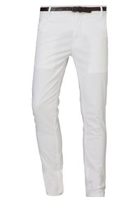 Białe dopasowane spodnie z przodu z kieszeniami i szlufkami na pasek, zestawione z ciemnobrązowym skórzanym paskiem, prezentowane na jednolitym białym tle.