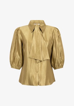 Gouden satijnen blouse met een gestrikte nekstrik, pofmouwen, knoopsluiting en een gladde textuur; heeft een gestructureerde kraag en geplooide details.