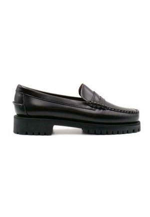Mocassino in pelle nera con cuciture decorative e un leggero tacco. Presenta una suola in gomma spessa con scanalature per una migliore aderenza.