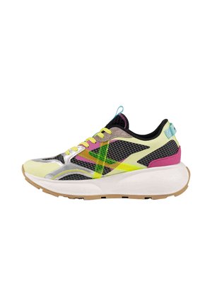 Zapatilla deportiva con suela blanca gruesa, malla negra, cordones amarillos, detalles en verde y rosa, y una lengüeta azul claro sobre fondo blanco.