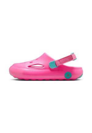 Lyserød slip-on sandal med justerbar hælrem, turkis accenter, ventilationshuller og tekstureret sål, vist i sideprofil på hvid baggrund.