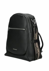 Sac à dos en cuir noir avec une finition texturée, doté d'une poche zippée à l'avant et d'une sangle ajustable de marque en beige et noir.