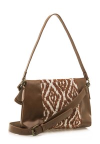 Borsa a spalla in pelle marrone con un pannello intrecciato e testurizzato che presenta un motivo marrone e bianco. Include una tracolla removibile e finiture in tonalità oro.