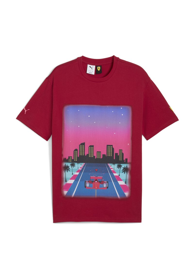 Rød bomulds T-shirt med et grafisk print af en racerbillede på en byvej ved solnedgang, med palmer og bygninger i baggrunden.
