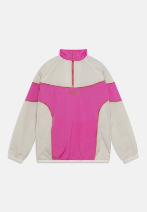 Viertel-Reißverschlussjacke in Weiß und leuchtendem Pink, mit elastischen Bündchen, hohem Kragen und "NIKE"-Logo in Gold auf der Rückseite. Glatte Textur.