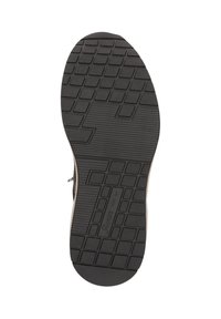 Semelle de chaussure en caoutchouc noir présentant un motif texturé avec des formes carrées et rectangulaires, des bords lisses et un logo de marque sur le côté.