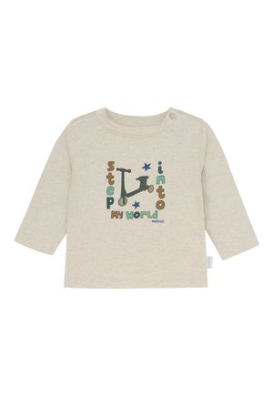 Beige Langarm-Babyschirt mit grafischem Roller und dem Text "Tritt in meine Welt" in grünen, blauen und braunen Buchstaben mit Sternen.