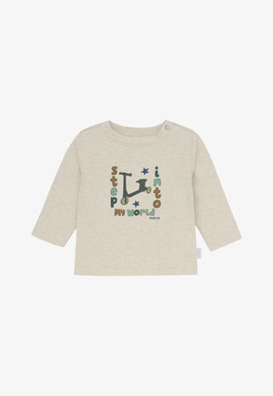 Beige babyshirt met lange mouwen, voorzien van een grafische scooter en de tekst "Stap in mijn wereld" in groene, blauwe en bruine letters met sterren.
