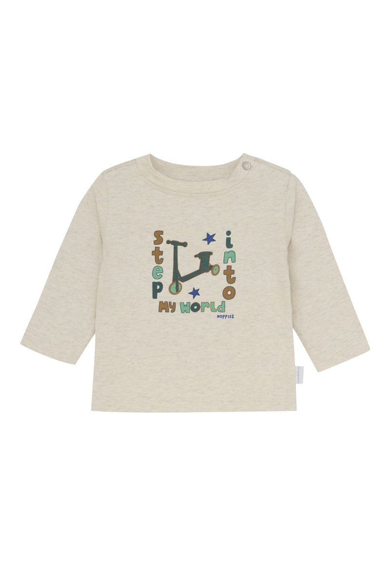 Beige Langarm-Babyschirt mit grafischem Roller und dem Text "Tritt in meine Welt" in grünen, blauen und braunen Buchstaben mit Sternen.