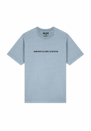T-shirt in cotone azzurro chiaro con maniche corte presenta testo nero che recita "AMOUR GLOIRE & BOTOX." Collo girocollo classico e vestibilità rilassata.