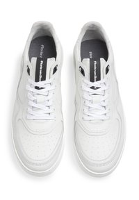 Sneakers in pelle bianca con punta rotonda, dettagli perforati sui lati, lacci piatti e un'etichetta nera con logo sulla linguetta.