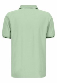 Polo shirt vert clair avec un col classique et des manches courtes, présentant une garniture contrastante vert foncé le long du col et des ourlets des manches.