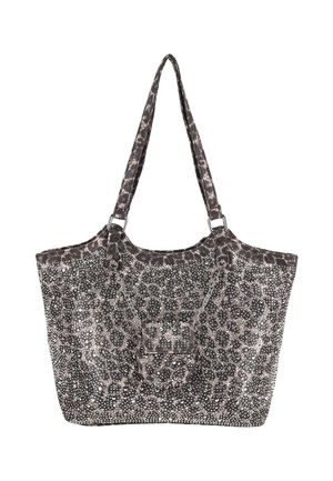 Geantă tote sintetică cu model leopard, decorată cu nituri argintii, două mânere și o formă structurată. Culoarea principală este gri.