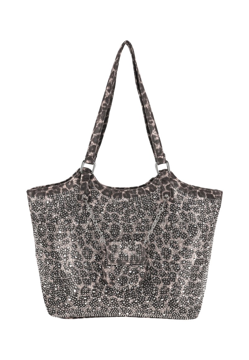 Synteettinen kangaskassi leopardi-kuviolla, koristeltu hopeisilla niiteillä, kaksilla kahvoilla ja jämäkällä rakenteella. Pääväri on harmaa.