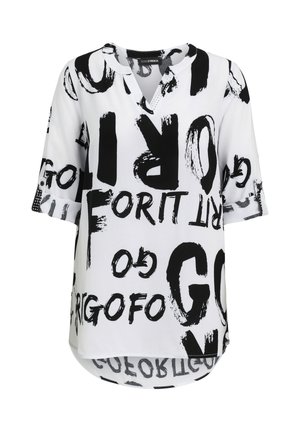 Weiße Bluse mit übergroßem schwarzen Pinselstrich-Textdruck, Dreiviertelärmeln mit Knopflaschen und einem abgerundeten, geteilten Ausschnitt.