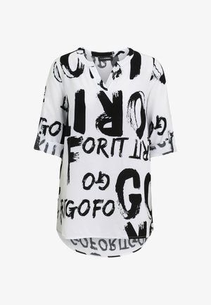 Weiße Bluse mit übergroßem schwarzen Pinselstrich-Textdruck, Dreiviertelärmeln mit Knopflaschen und einem abgerundeten, geteilten Ausschnitt.