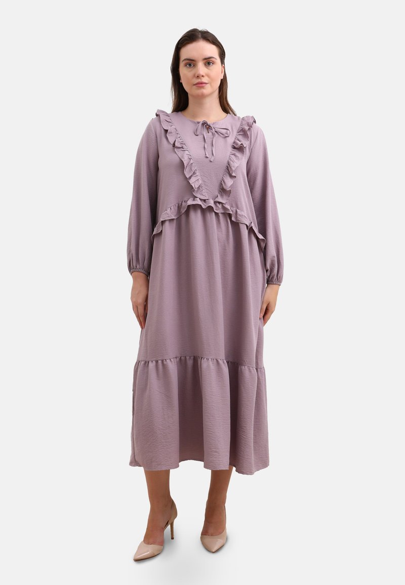 Lungo vestito lilac di tessuto testurizzato con dettagli arricciati lungo il colletto e orlo a strati, dotato di maniche a palloncino e un dettaglio con fiocco.