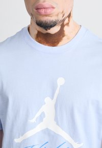 Jordan JUMPMAN FLIGHT TEE - Camiseta estampada - hydrogen blue