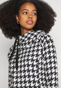 ONLY ONLJALENA HOOD - Sweatshirt com capuz - cloud dancer/black