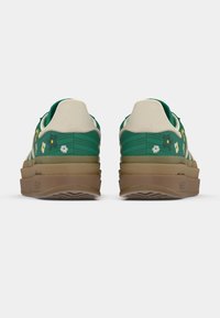 Πράσινα αθλητικά παπούτσια με λουλουδάτα σχέδια, λεπτομέρειες απ�ό σουέτ, επενδυμένες σόλες και στρωματοποιημένο σχέδιο. Διαθέτουν κρεμ αποχρώσεις και υφασμένους τομείς.