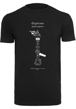 Melnā T-krekls ar baltu grafisku ilustrāciju, kurā attēlots izjaukts kafijas aparāts, ar tekstu, kas definē "depresso", un kafijas krūzi apakšā.