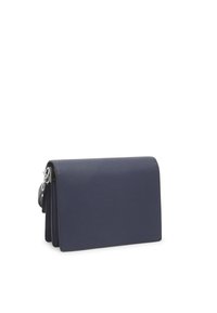 Borsa a mano in pelle blu navy con una forma rettangolare strutturata, dotata di una chiusura in argento e di una tracolla removibile. Texture liscia.