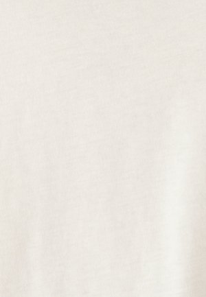 Effen off-white stoftextuur met een licht zichtbaar weefpatroon en zachte plooien.