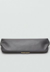 Clutch in pelle grigia con una superficie liscia, forma allungata e chiusura con gancio dorato. Design minimalista senza motivi o accenti visibili.