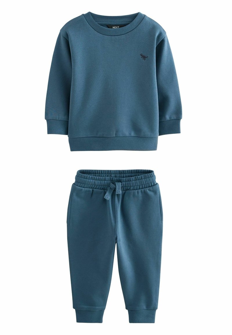 Blaues Baumwoll-Sweatshirt mit gerippten Bündchen und kleinem Logo, kombiniert mit passenden Sweatpants mit elastischem Bund und Seitentaschen.
