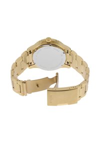 Montre en acier inoxydable doré avec un bracelet poli, un boîtier rond et un fermoir. Présente un dos de boîtier lisse avec des gravures de la marque.