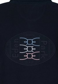 Tissu bleu marine sombre avec une surface texturée présentant un logo ovale en relief. Le logo affiche trois nœuds stylisés en bleu pastel et rose.